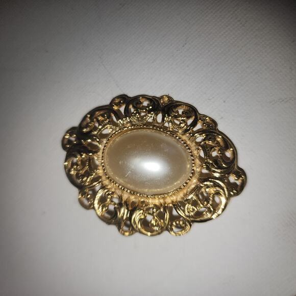 VINTAGE GOLDTONE LARGE PEARL STONE OVAL BROOCH PIN - Picture 1 of 3